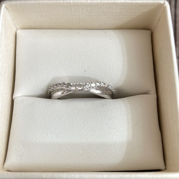 1/4 CTW Diamond Curved Band